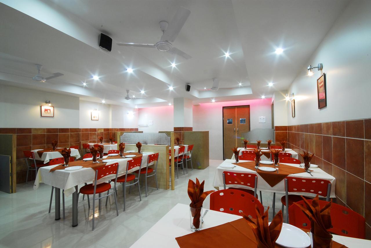 Hotel New Holiday Plaza Насик Экстерьер фото