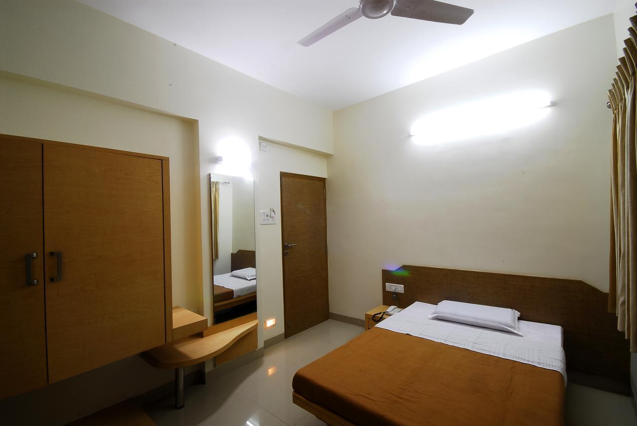 Hotel New Holiday Plaza Насик Экстерьер фото