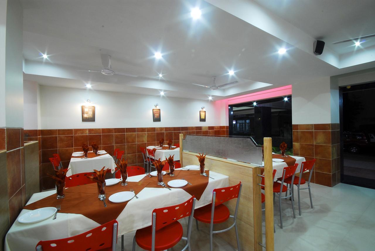Hotel New Holiday Plaza Насик Экстерьер фото