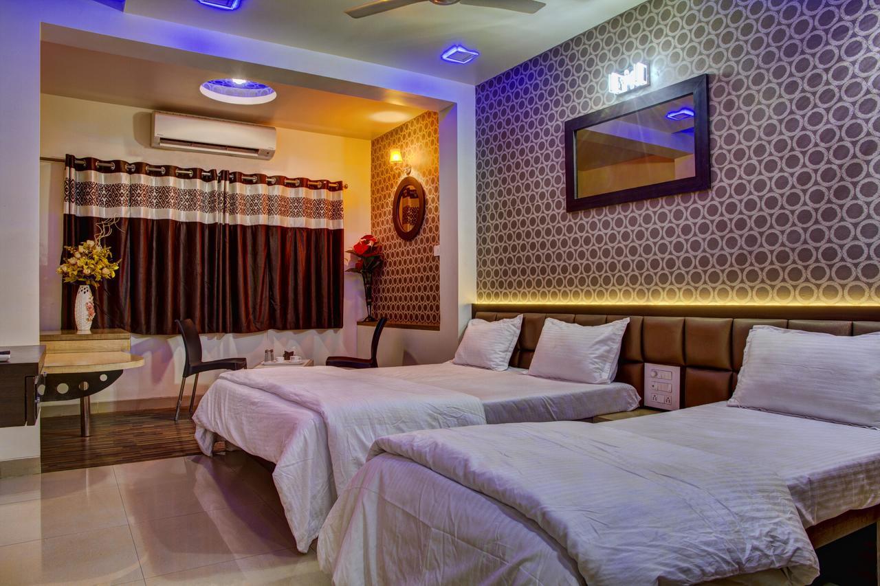 Hotel New Holiday Plaza Насик Экстерьер фото