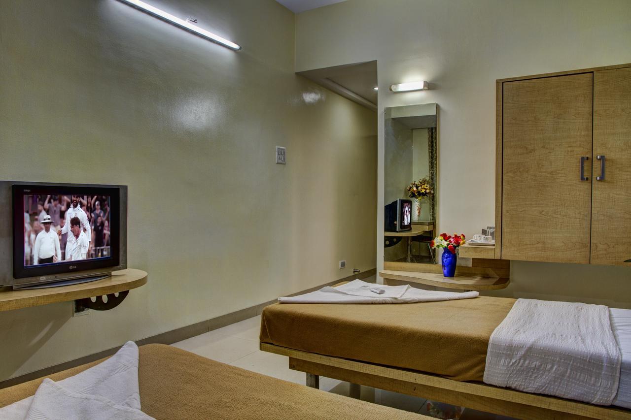 Hotel New Holiday Plaza Насик Экстерьер фото