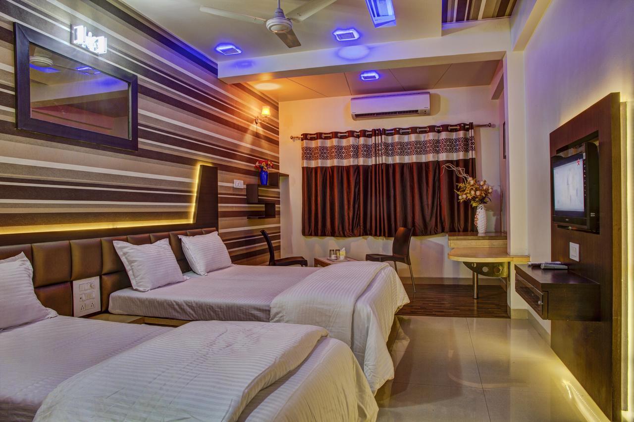 Hotel New Holiday Plaza Насик Экстерьер фото