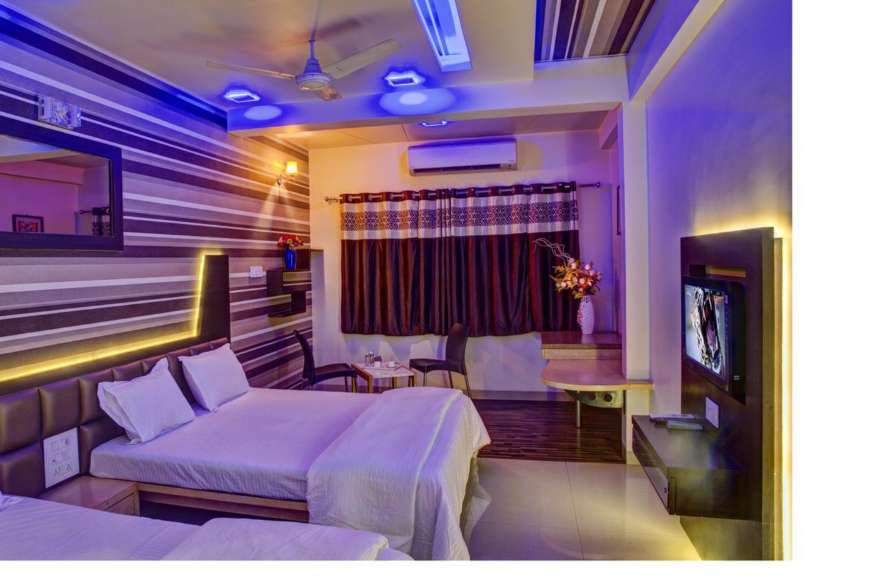 Hotel New Holiday Plaza Насик Экстерьер фото