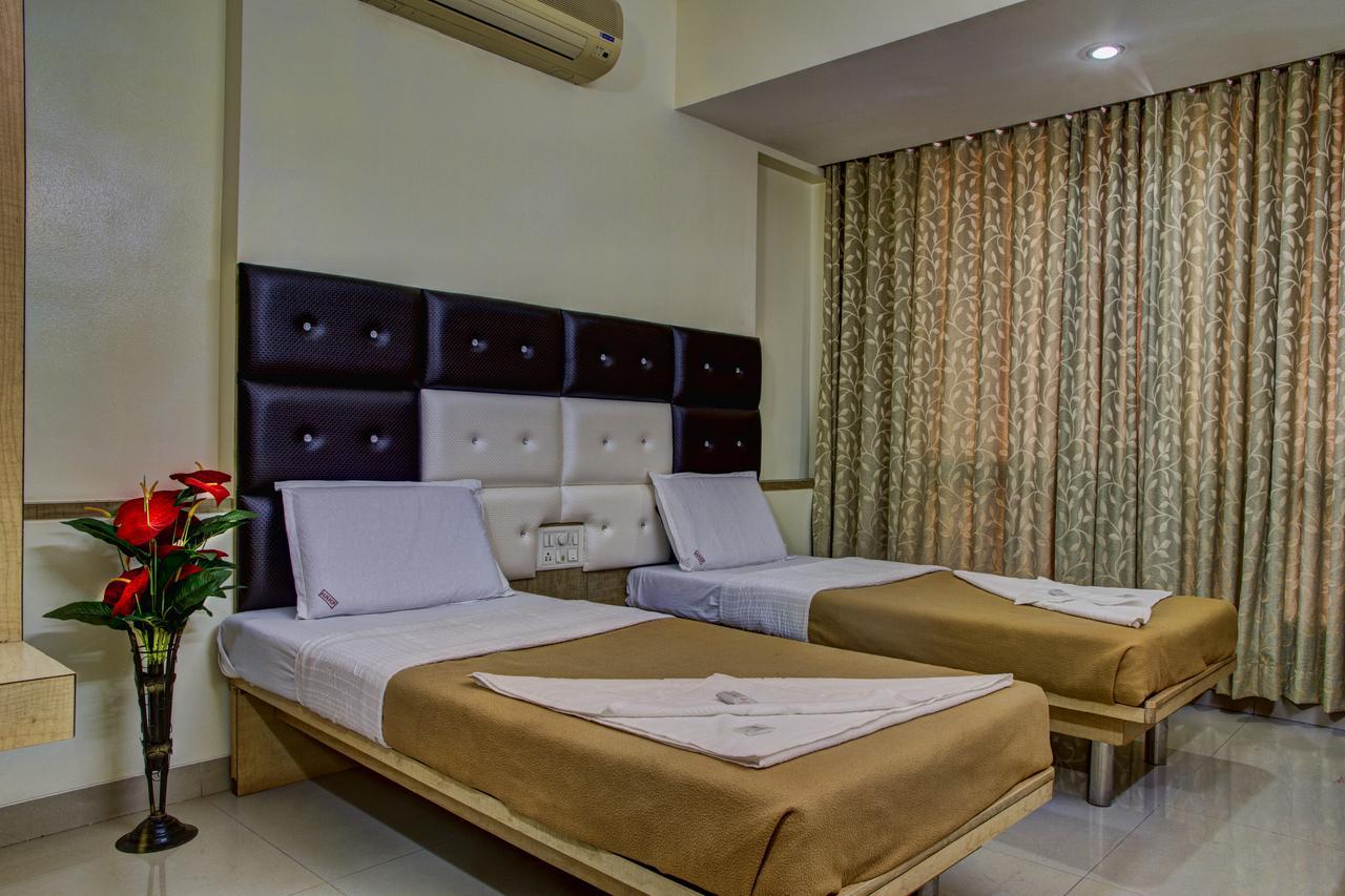 Hotel New Holiday Plaza Насик Экстерьер фото