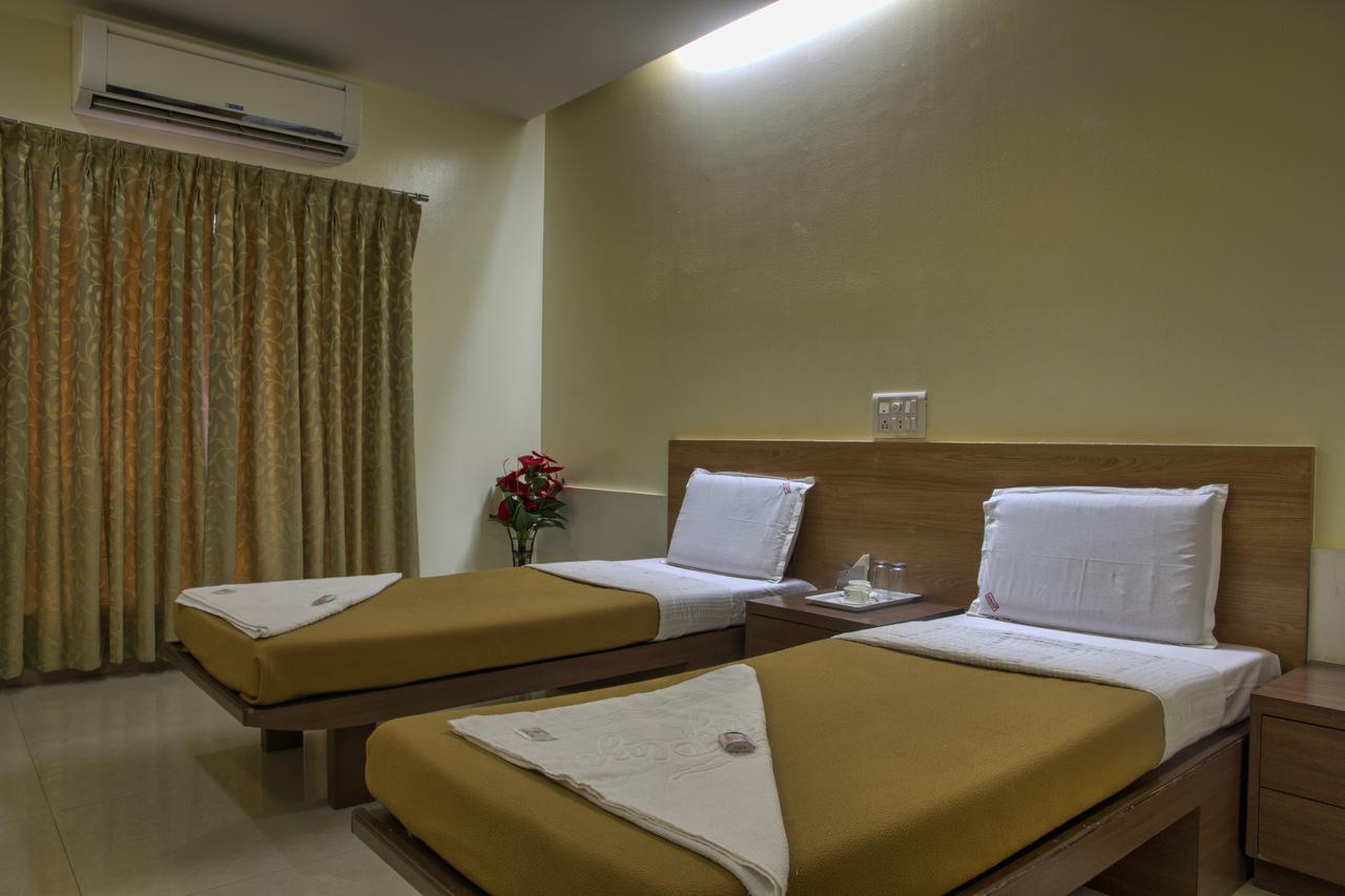 Hotel New Holiday Plaza Насик Экстерьер фото