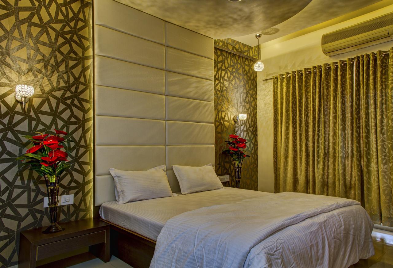 Hotel New Holiday Plaza Насик Экстерьер фото